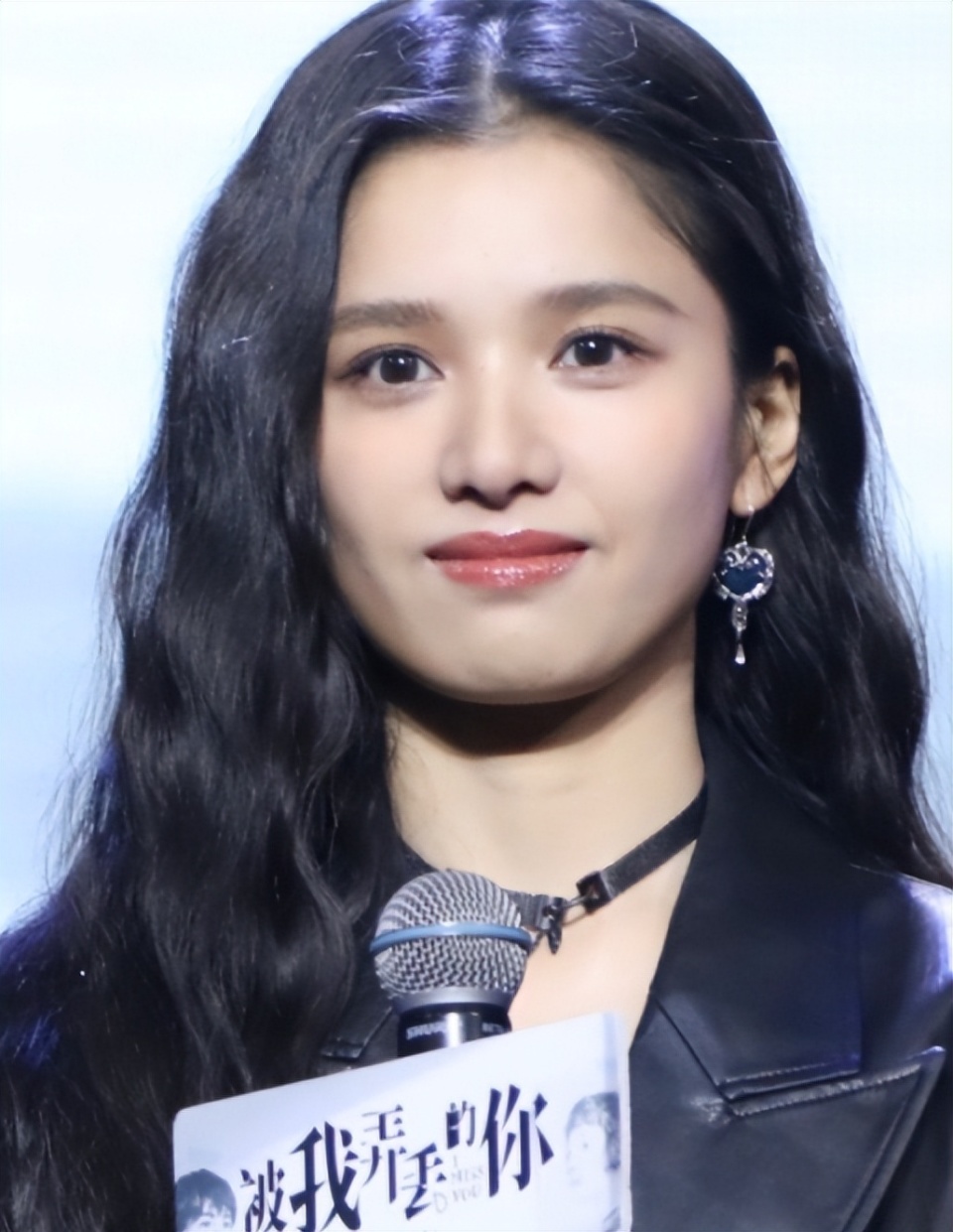 其次,从颜值方面来看,张婧仪的五官虽然不是标准的美女脸,但她的气质