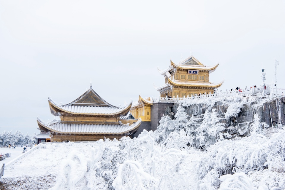 冬天的四川峨眉山,不是仙境,但美成了仙境