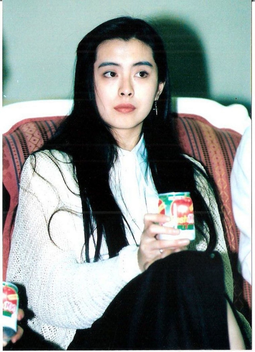 57岁王祖贤近况曝光,罕见晒出自拍照,化淡妆撩头发少女感十足