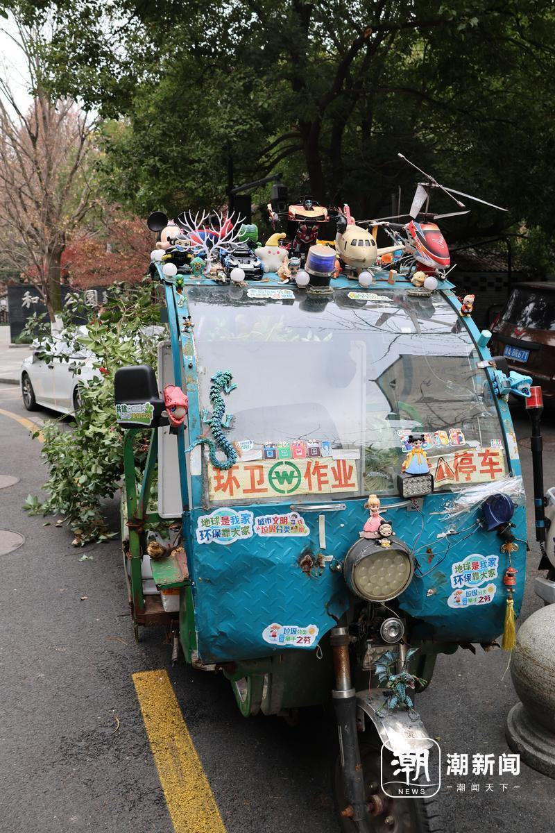 杭州和睦新村有辆被玩具装点的环卫车，背后藏着一位51岁大叔的童趣