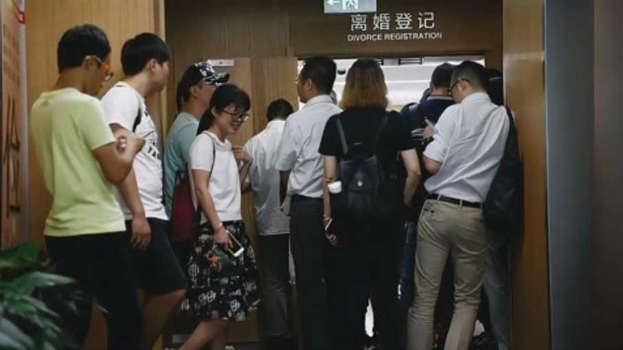 家长到民政局排队离婚,从此恢复自由,孩子的家庭教育怎么办?_腾讯新闻
