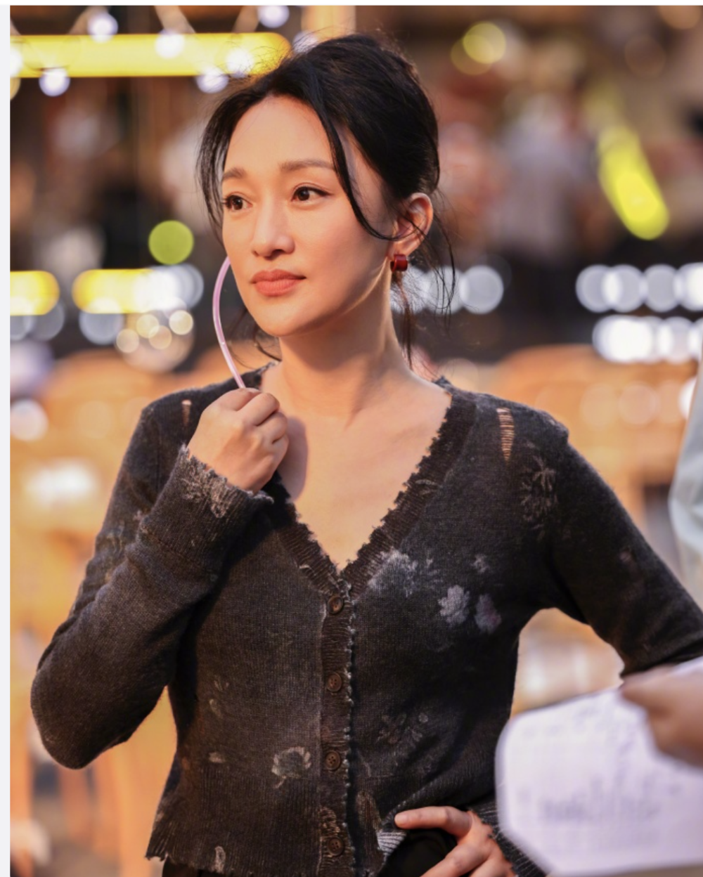 49岁周迅现状:穿黑色小短裙,黑丝袜,和阿雅唱歌少女感十足