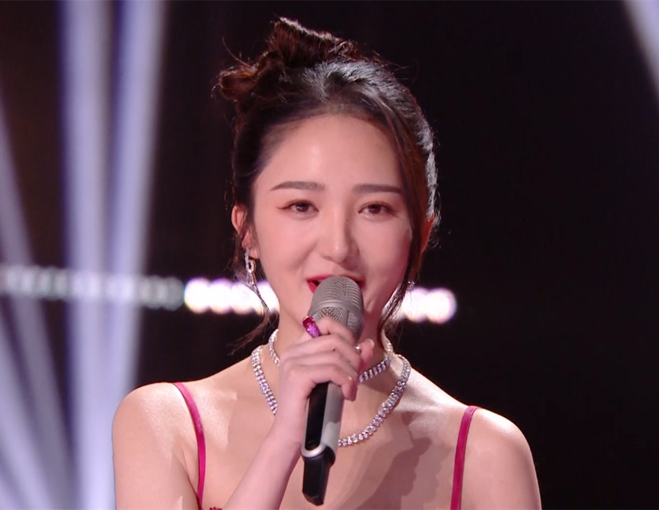 芒果跨年晚会主持团表现不一靳梦佳变脸认不出新人找不到镜头