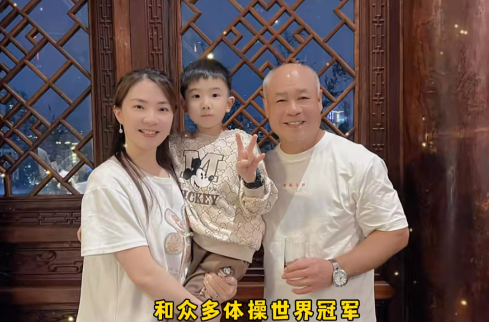 今年的李宁才61岁,其实这个年龄都算不上真正意义的老头,可是李宁似乎