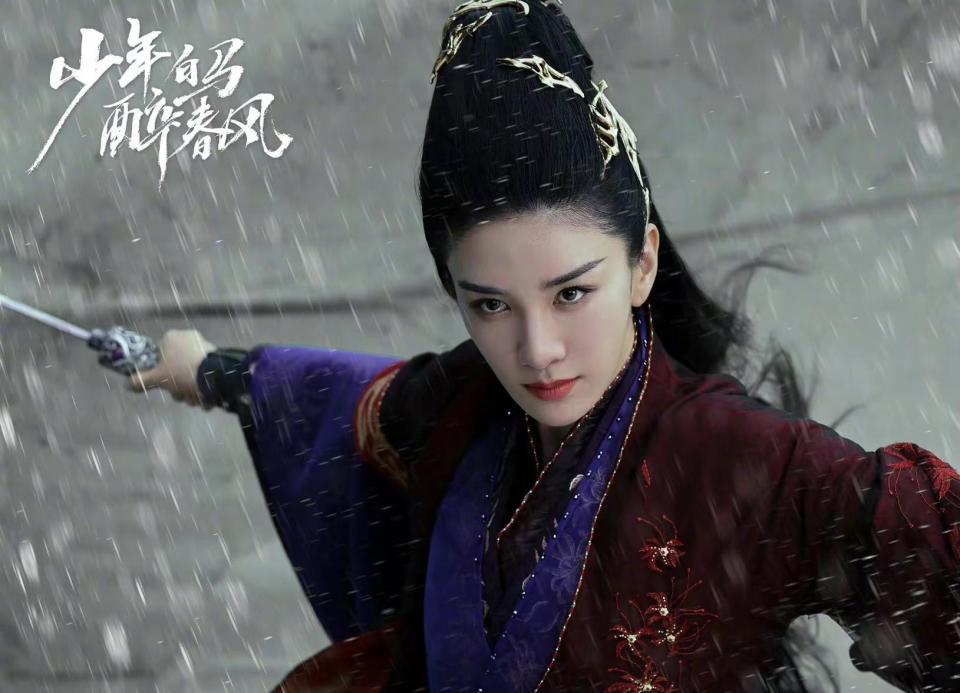 那时黄奕才23岁,正是颜值巅峰时期,加上颇具古典气质的妆容打造,成了