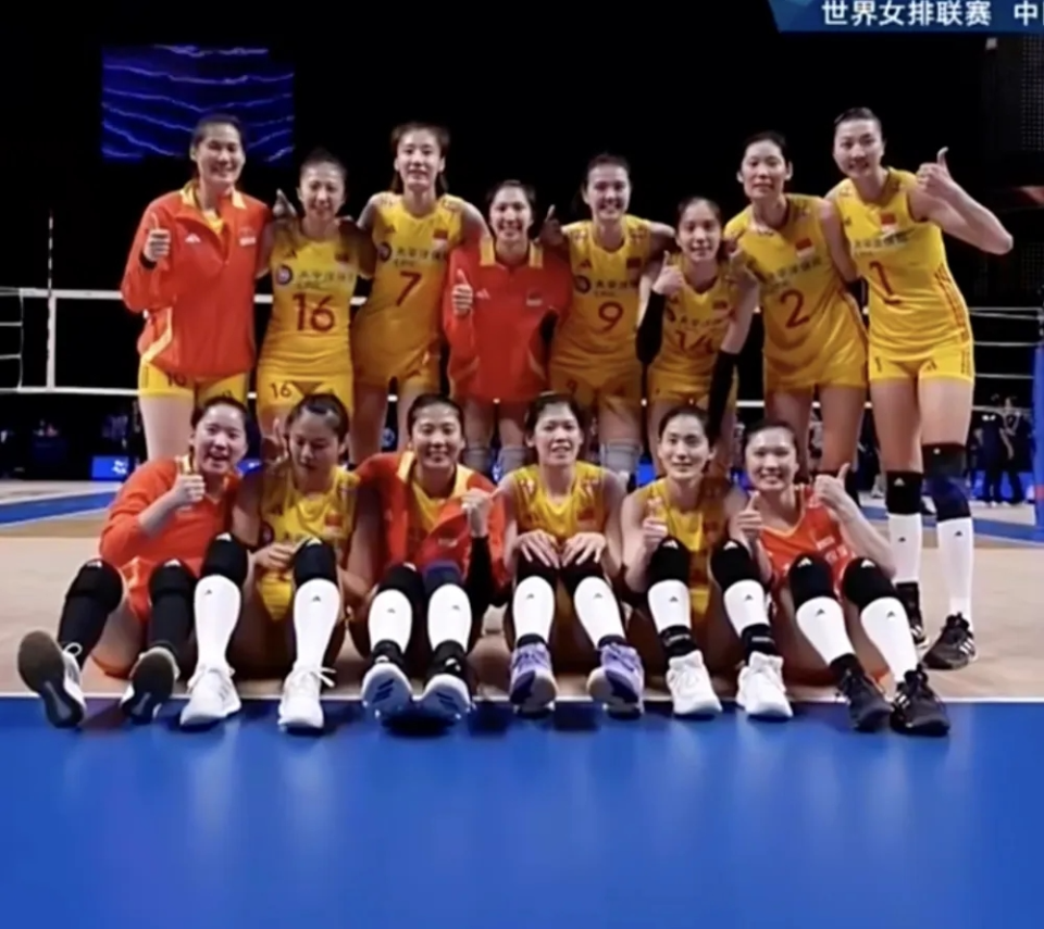 球迷乐了,战胜泰国女排后中国女排的大合影,预示着头号球星朱婷真的