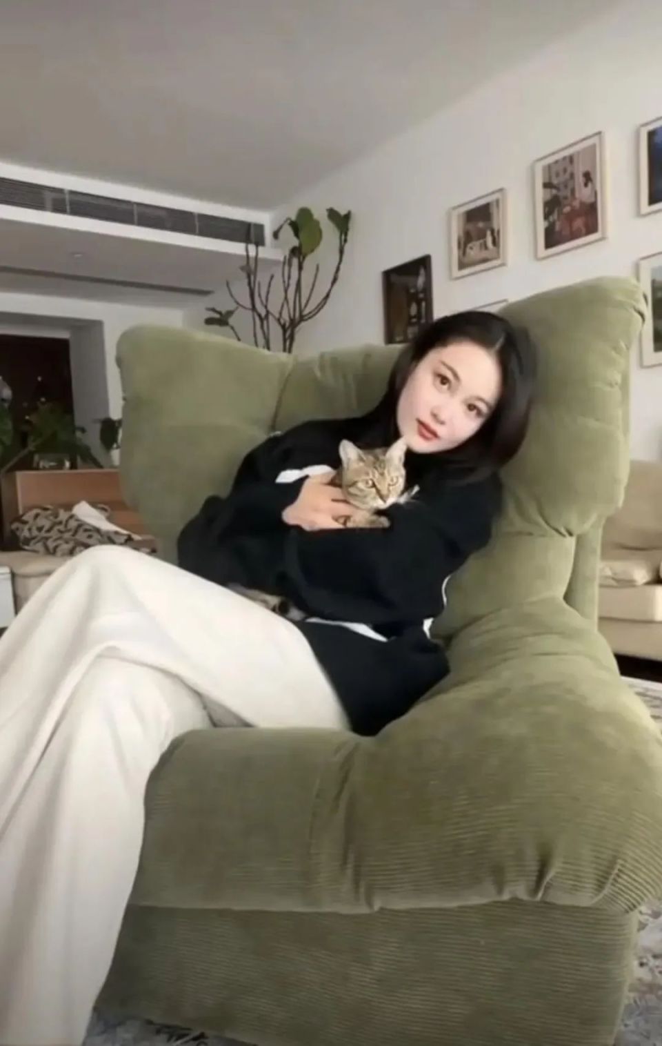 张馨予晒广东别墅生活军官老公何捷抱猫出镜恩爱模样惹人羡慕