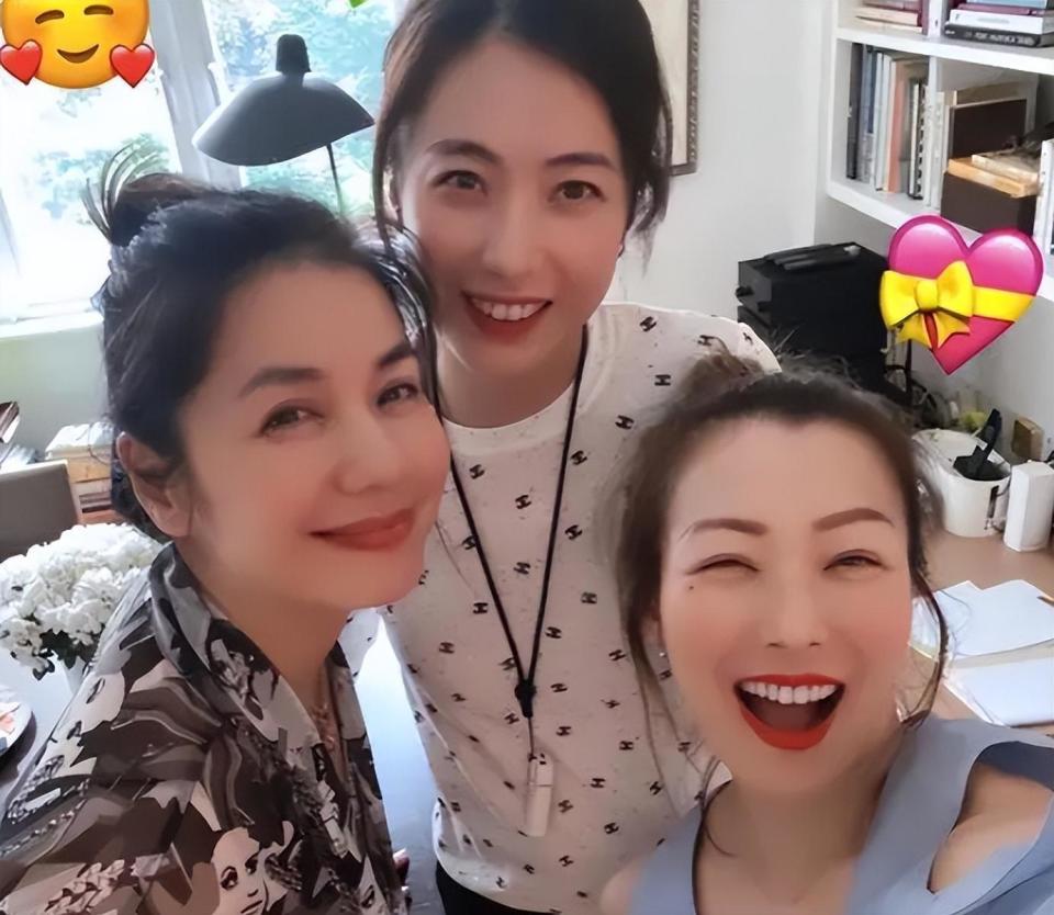 62岁周星驰与甘比同框聚会,意外扯出与刘銮雄夫妇的三角老友记