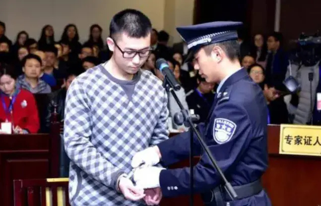 中国女留学生遭男友谋杀藏尸行李箱，窒息的爱到底有多恐怖_腾讯新闻