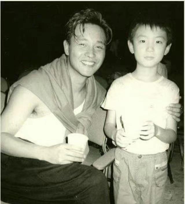 张国荣与小时候的阿康儿子那篇报道里"小男友"的紧张与体贴实际上不过