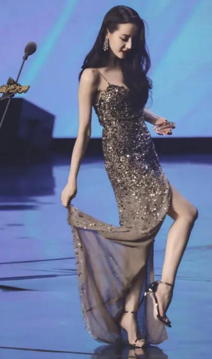 女明星红毯大秀美腿,热巴摇曳生姿,巩俐霸气震场,林