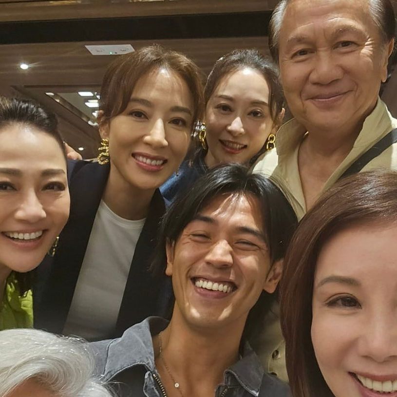 "韩宾"尹扬明现身新剧杀青宴,头发花白想拍一部自传片