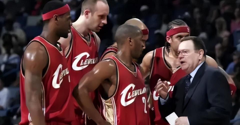 2003年,刚刚执掌骑士队帅印的塞拉斯迎来了天之骄子詹姆斯.