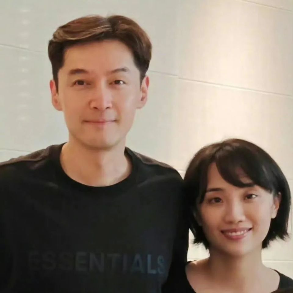 胡歌与老婆参加聚会,黄曦宁素颜被嘲,终于明白胡歌的"无奈"