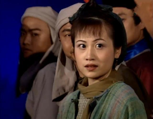 曾柔的扮演者陈安琪,是名动港圈的风云人物,曾和英皇老总杨受成传过