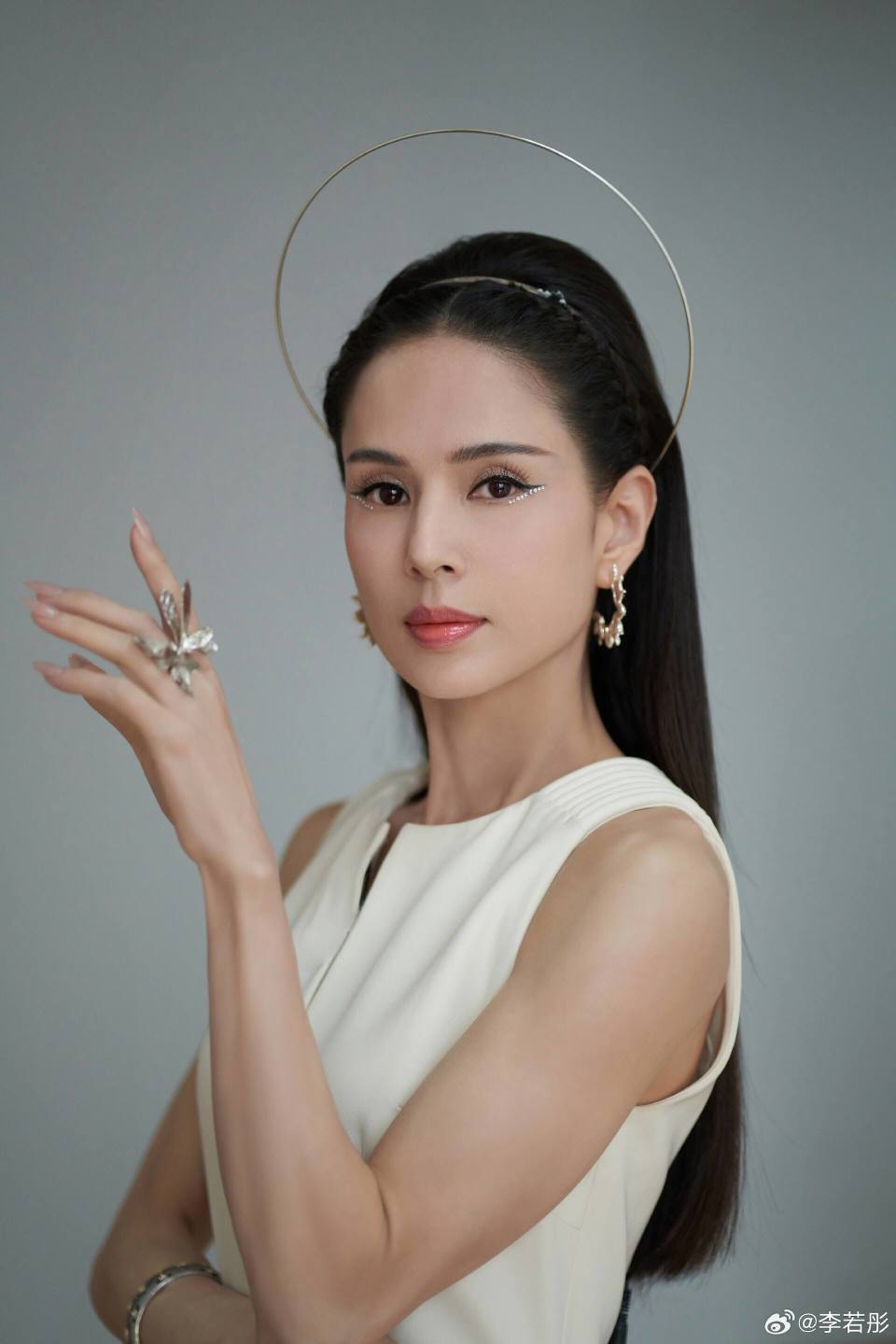 57岁李若彤近况:穿旗袍古装逛超市仙气十足,感情失败至今未婚未育