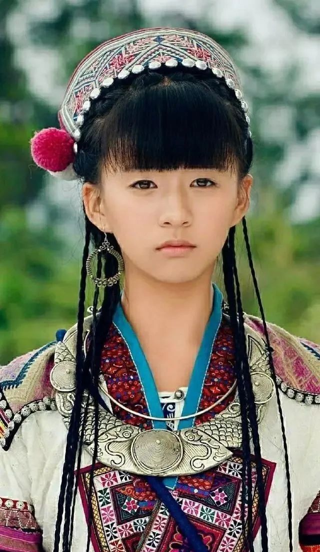 大学毕业的小彩旗变样了!离开杨丽萍之后,她的人生路越走越艰难