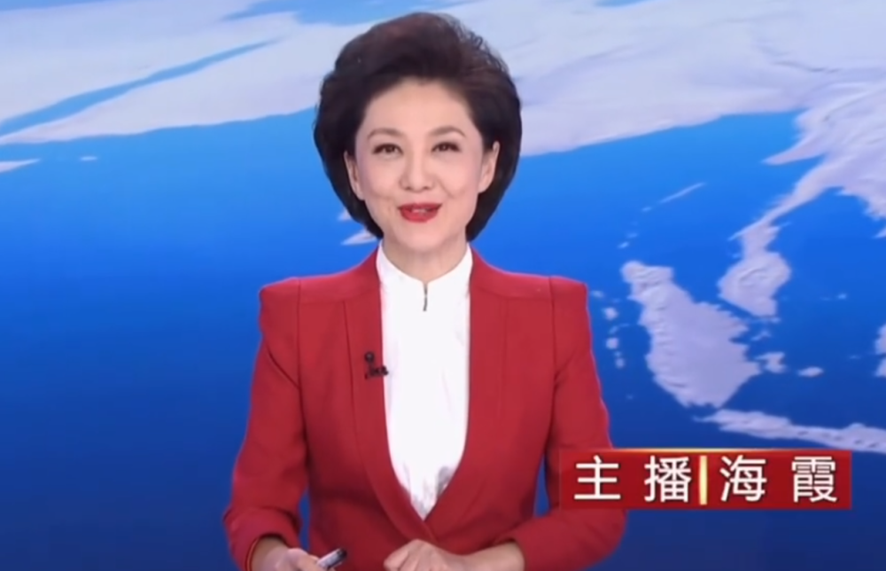 央视主持人海霞缺席《新闻联播》7个月,近照满头白发,老了太多难认出