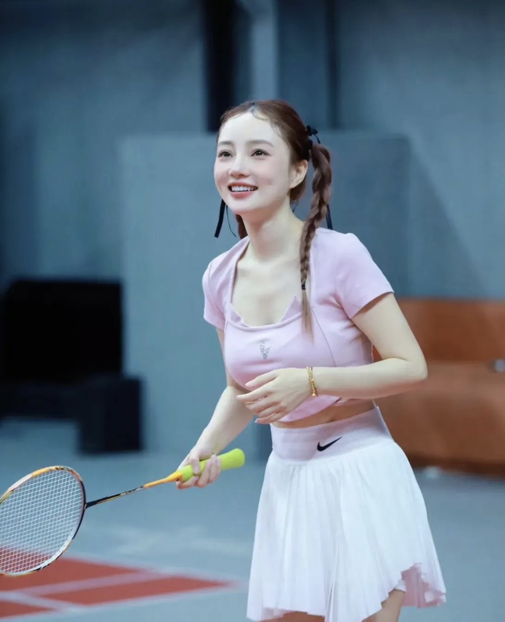42岁李小璐晒打球照片,皮肤白皙身材苗条,被赞少女感满满_腾讯新闻
