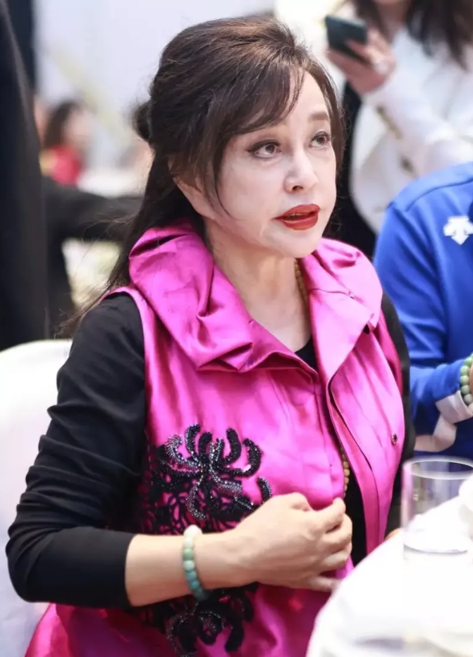 刘晓庆生图又崩了皮肤紧绷笑容僵硬比旁边天然脸的陈冲差太多
