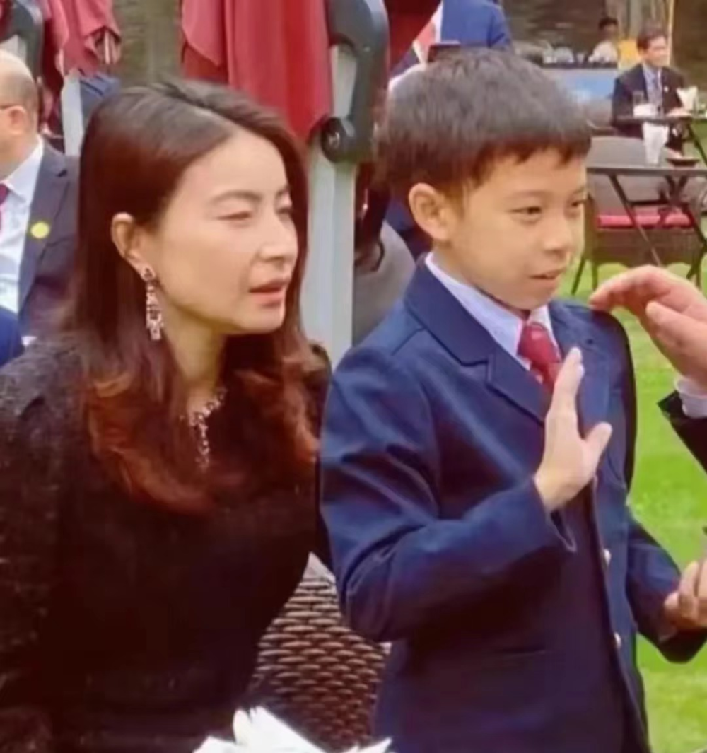 8岁霍中妍:长得比妈妈郭晶晶还有"富贵相",住1.6亿