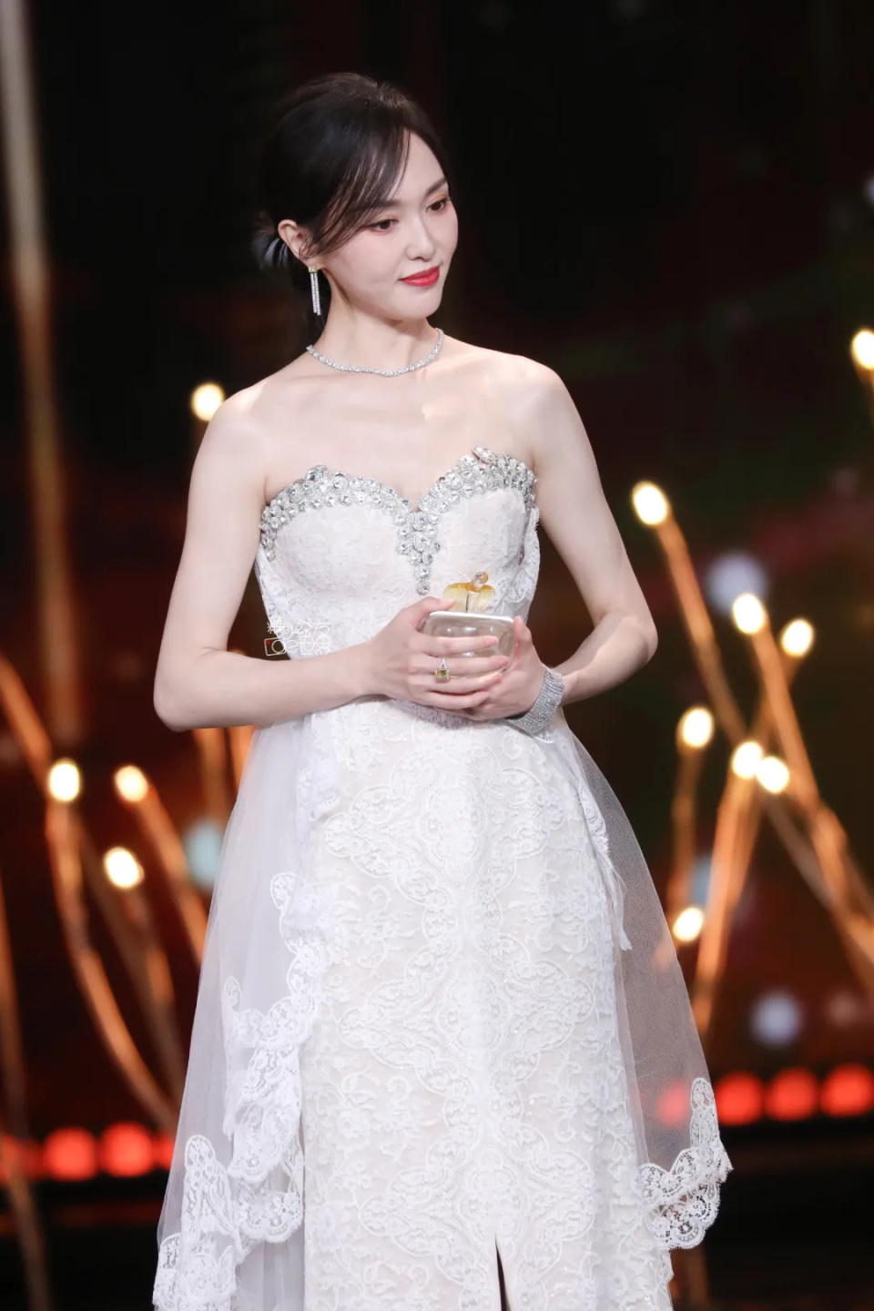 从被锁门外到稳居c位,唐嫣一年就逆袭,原因并不复杂_腾讯新闻