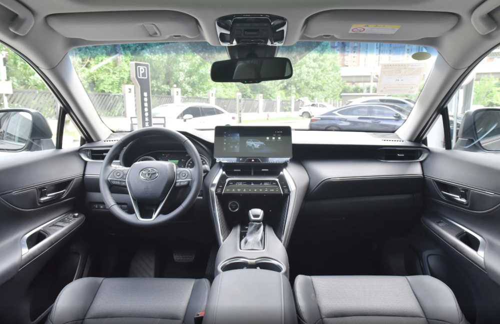 内饰设计整体有些偏传统,中控部分除了拥有12.