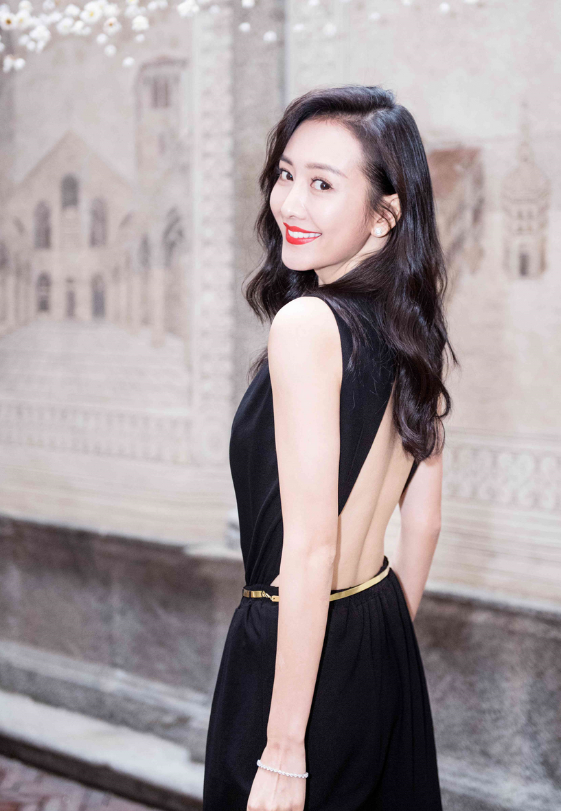 41岁王鸥复出,腹部赘肉惹讨论,被爆与德云社何九华未婚生女