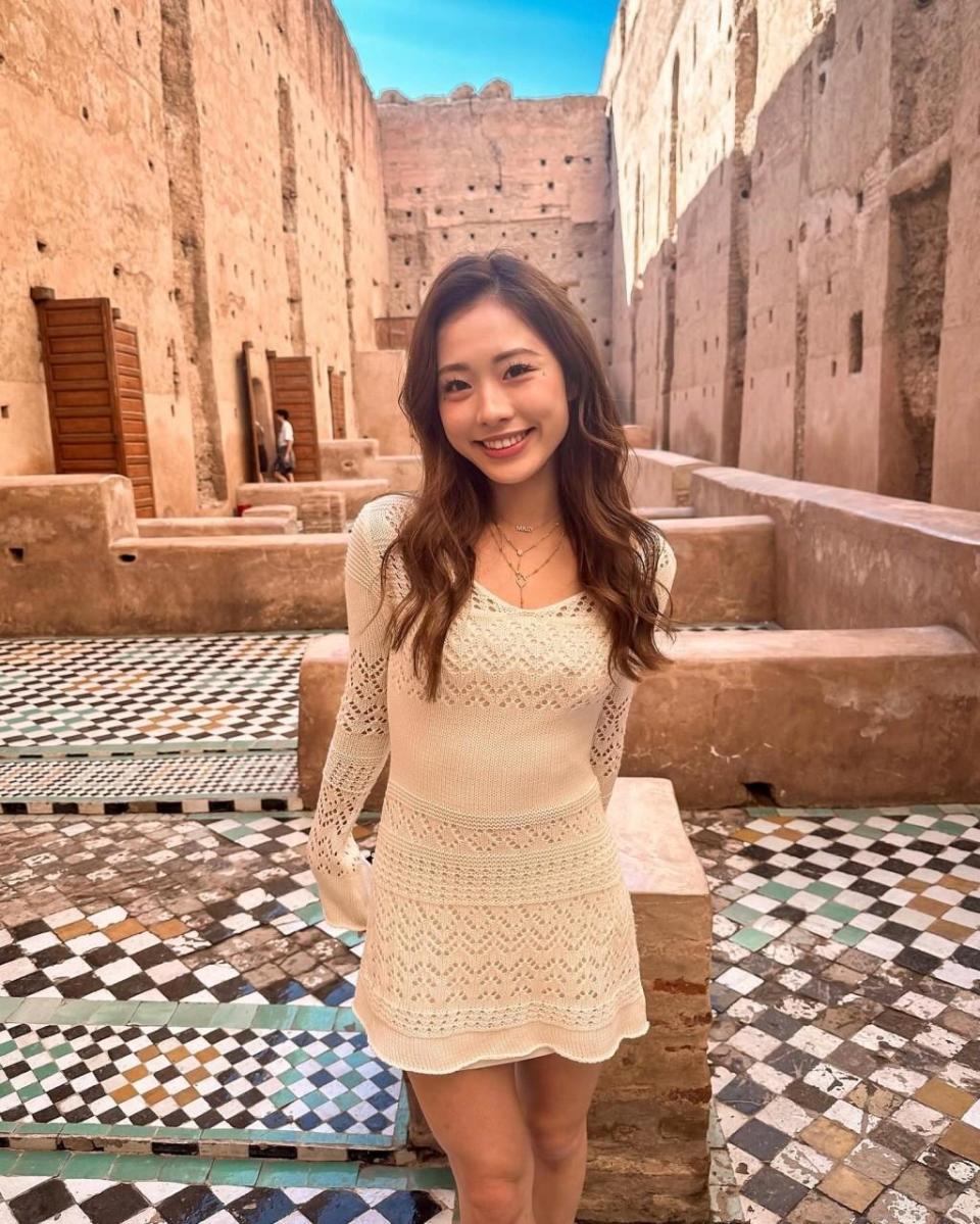 特鲁姆普女友亮相担任主持人超高颜值气质佳两人共打卡景点