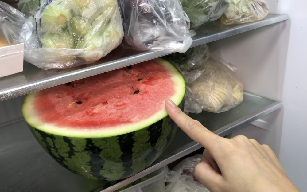 冰箱里的隔夜西瓜到底能不能吃?为何有人说隔夜西瓜不能吃?