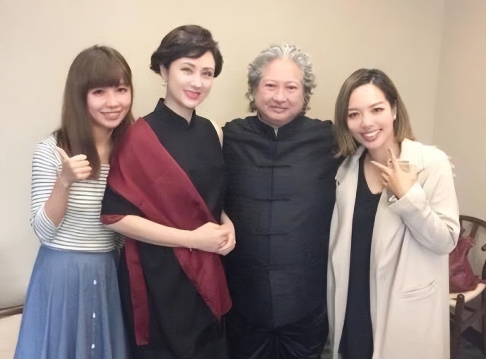 有过一段失败的婚姻,婚内育有三子一女(洪天明,洪天祥,洪天照,洪煦榆)