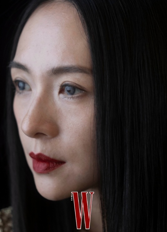 45岁章子怡最新大片，无滤镜展示真实容貌，“妈生脸”又美又抗老