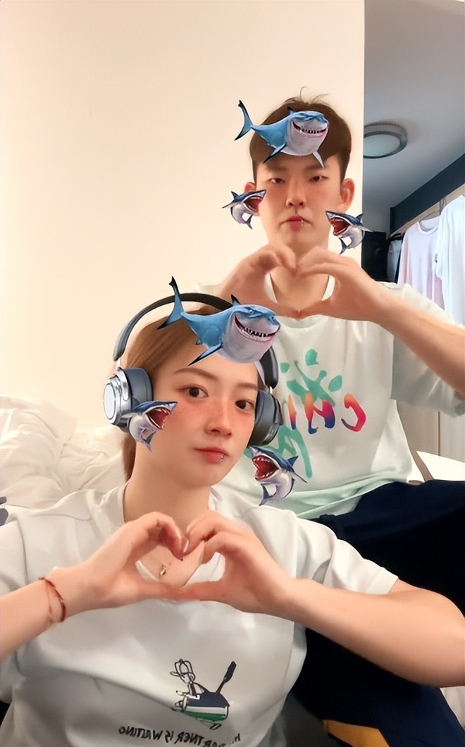 黄雅琼与男友大方秀恩爱,镜头前比心,队友:辰哥不大聪明的样子