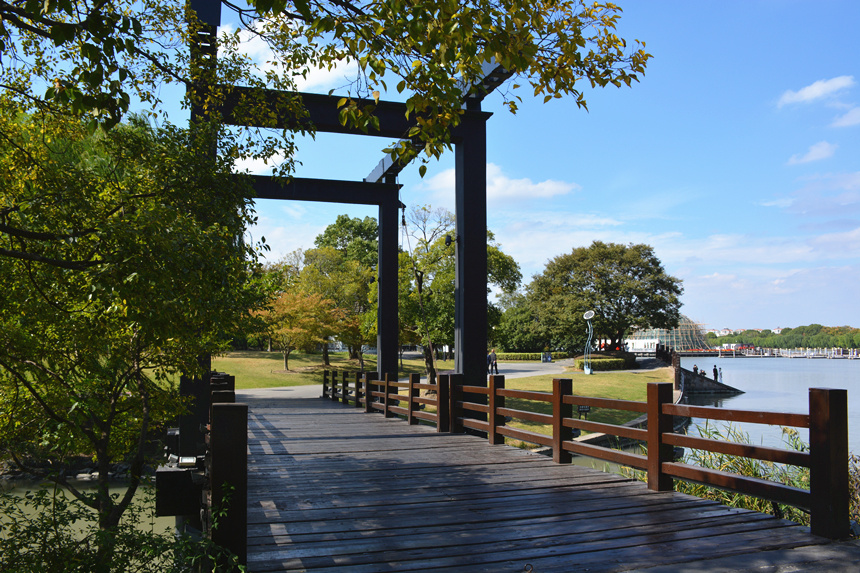 小镇设计风格引入英国泰晤士河边小镇风格,住宅特征及文化元素,追求人