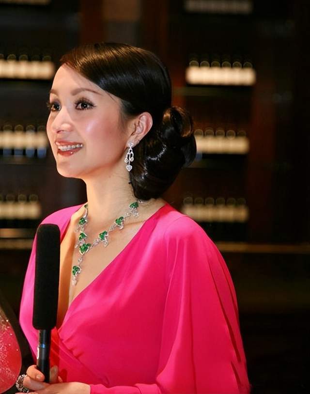 汤灿退圈12年后复出,穿紧身裙小腹凸起,戴上等翡翠手镯珠光宝气