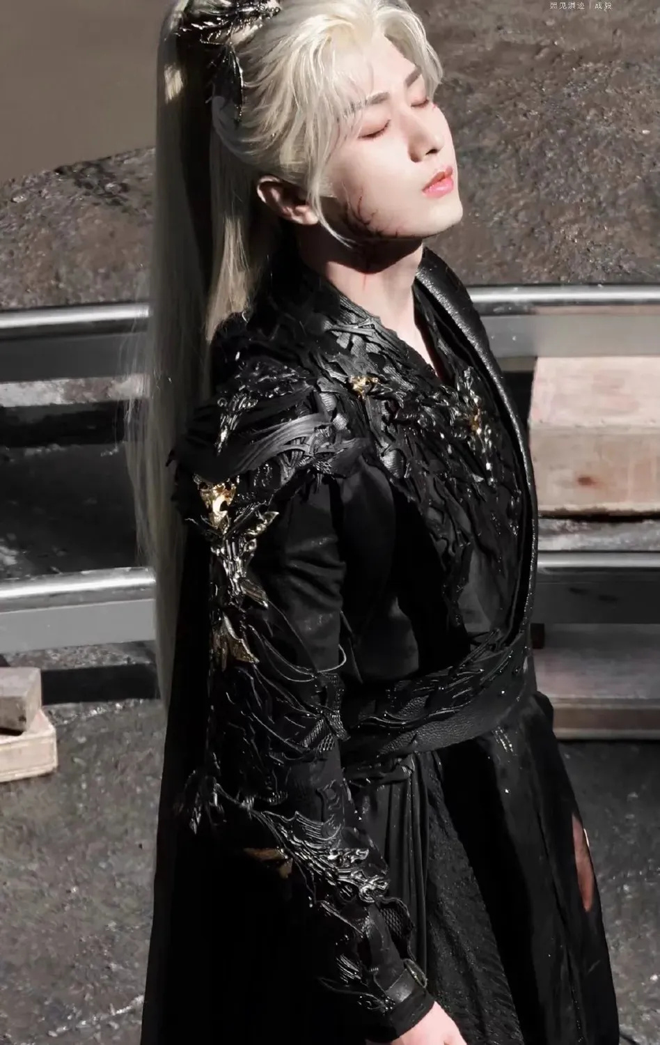 这部剧成毅又解锁了白发造型,黑金服装搭配白金色顺滑的高马尾,在鼓