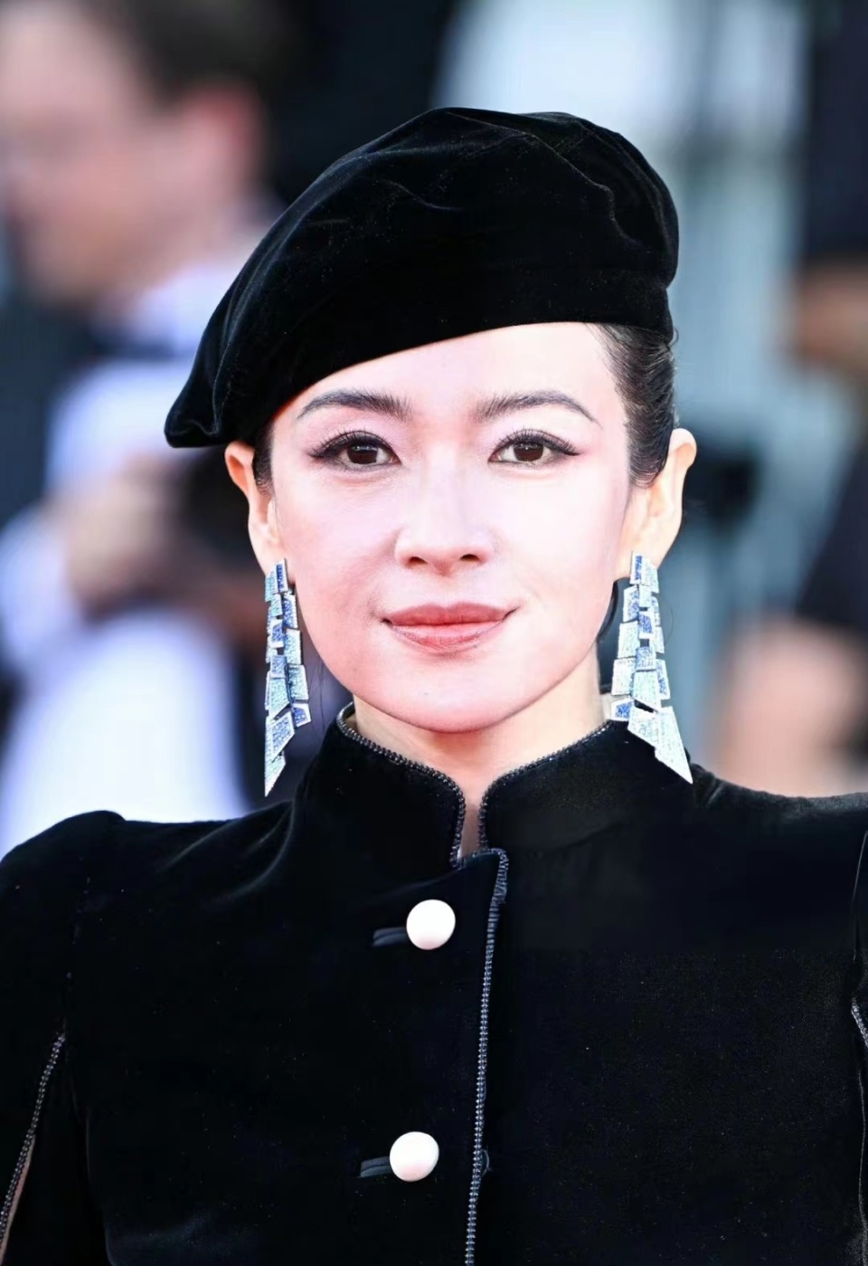 章子怡穿高定优雅亮相,手握扇子展东方神韵_腾讯新闻