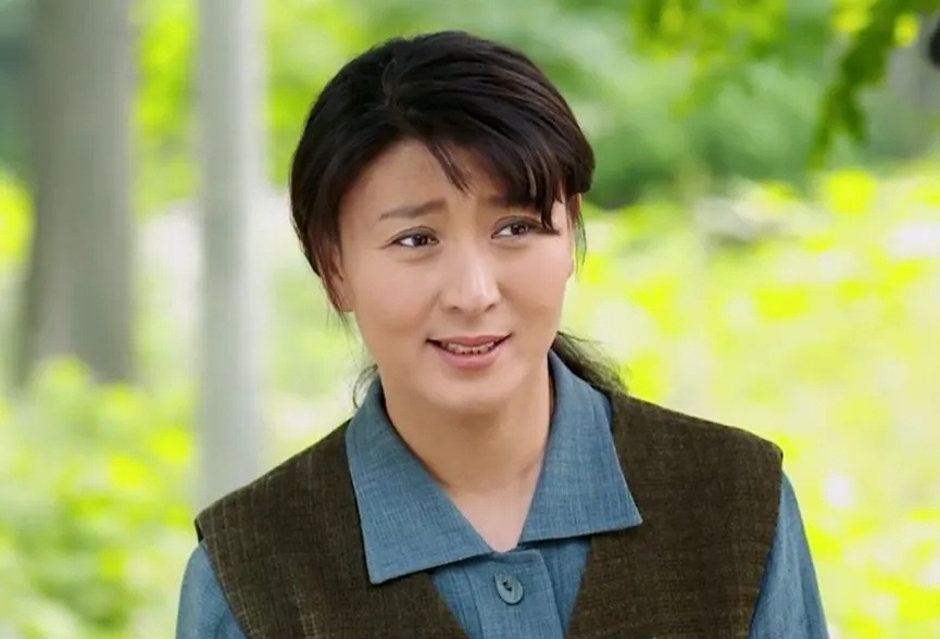 闫学晶在赵本山的加持下,踏入了影视圈,出演传记《小白玉霜》中白玉霜