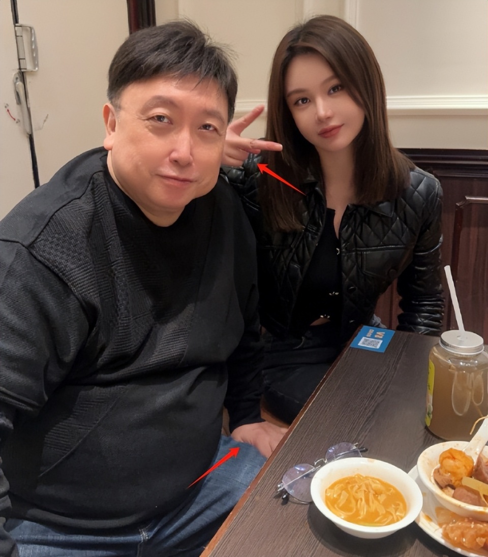 女星邱意浓和王晶再同框,搭肩膀比耶不避嫌,已拿男方9部资源