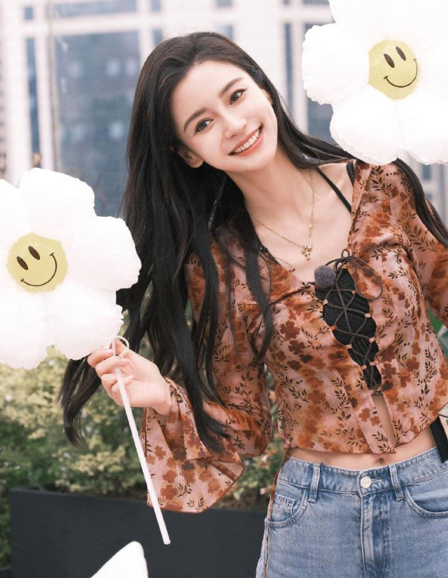 angelababy分享六一四连拍手举太阳花气球笑容甜美灿烂