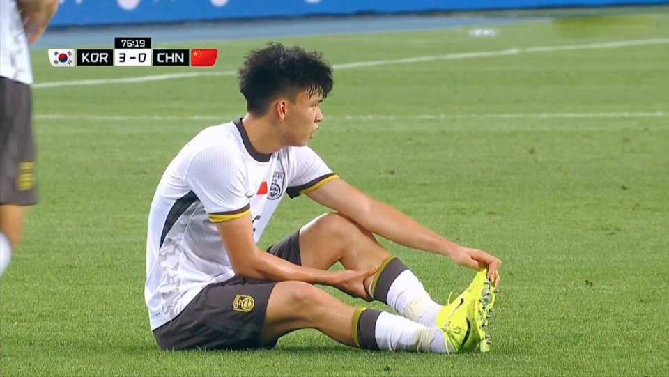 太痛苦！国足0-3遭6连败，足协梦想1战破灭，赛后：韩媒送3字讽刺