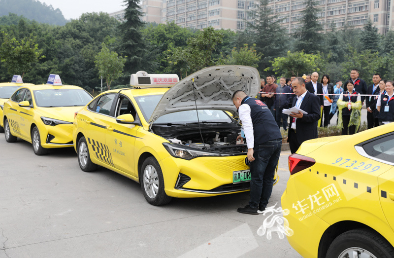 视频| 比车技赛服务 看重庆出租车司机技能比拼_腾讯新闻