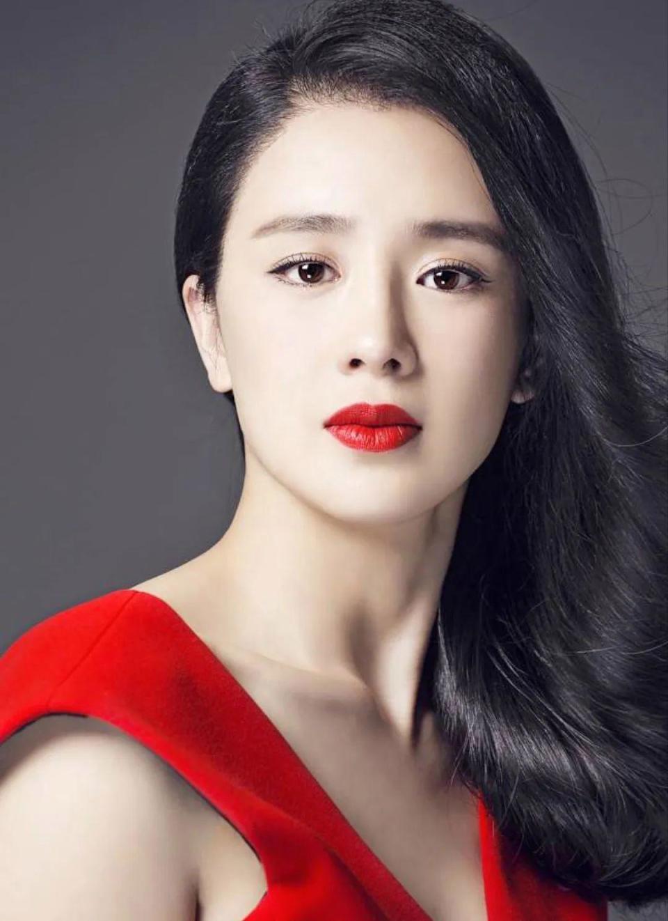 《狗剩快跑》周显欣:撞脸巩俐, 弃医从艺,与制片人闪婚,怀孕也一波三