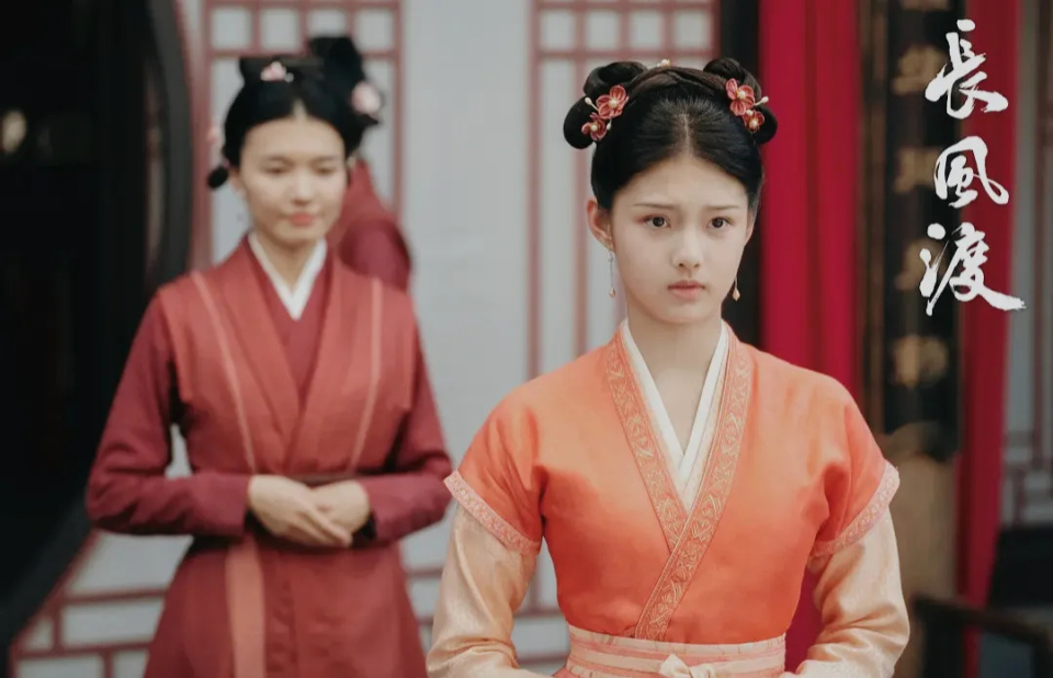 早在电视剧《长风渡》里,饰演丫鬟印红就把初见老态的女主角宋轶给比