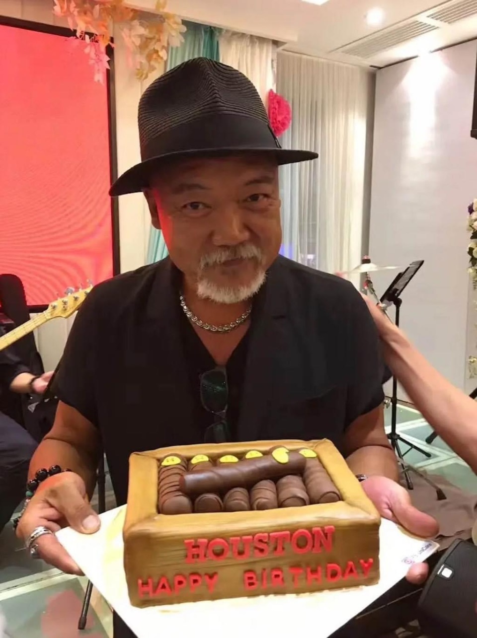 tvb金牌绿叶患癌去世,老婆痛斥香港医院之不足,令老公