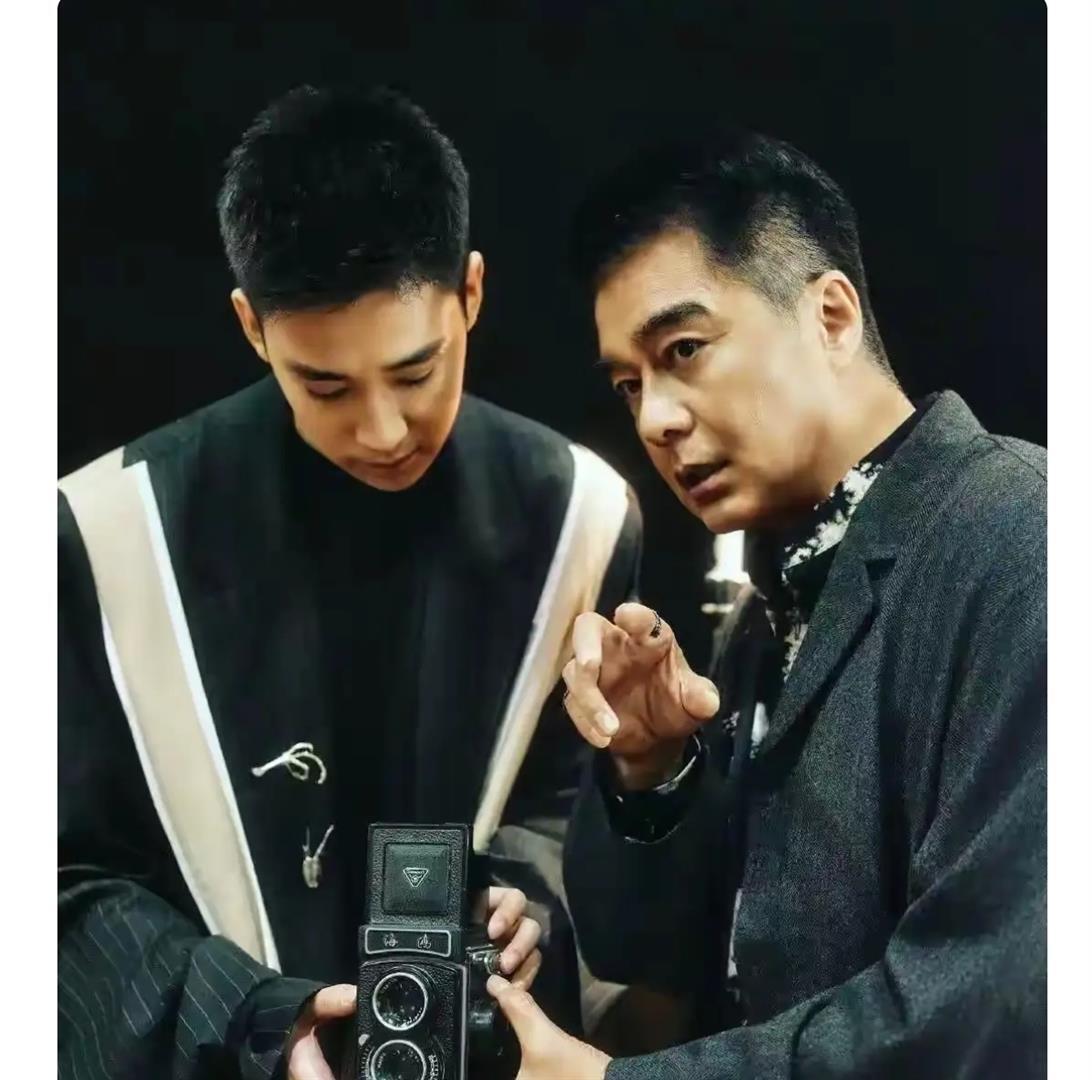 原來他是許亞軍長子，神似前妻何晴，如今名校畢業已成父親的驕傲 - 