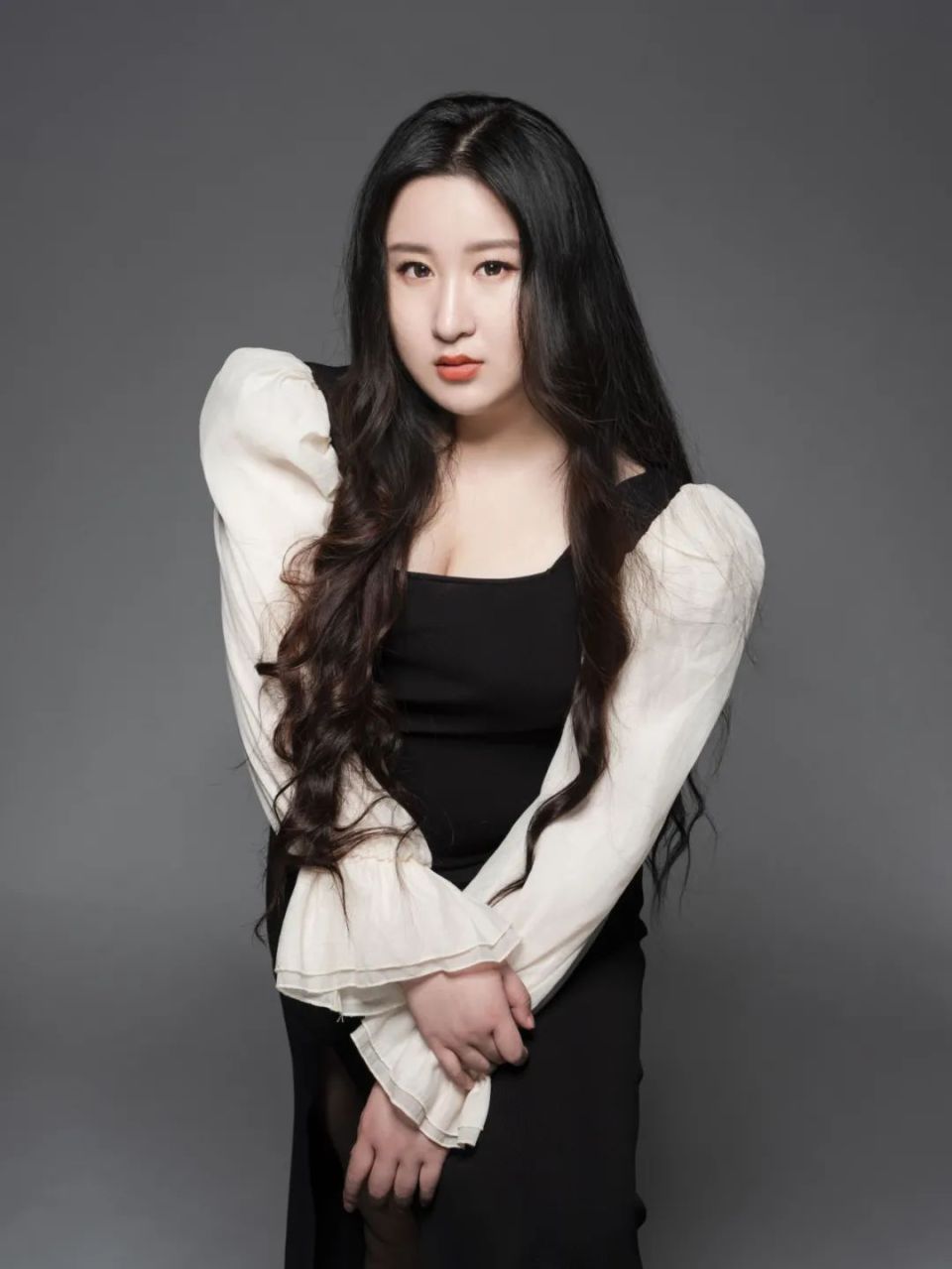 李川牵手女友买香蕉同返酒店,锤娜丽莎旧照神似娄艺潇