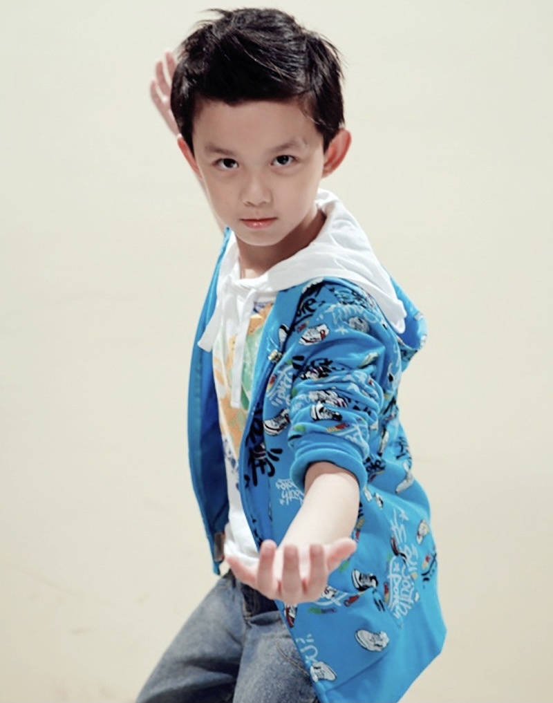 吴磊6-25岁颜值变化,从可爱到阳光帅气荷尔蒙爆棚,真是老天爷赏饭吃