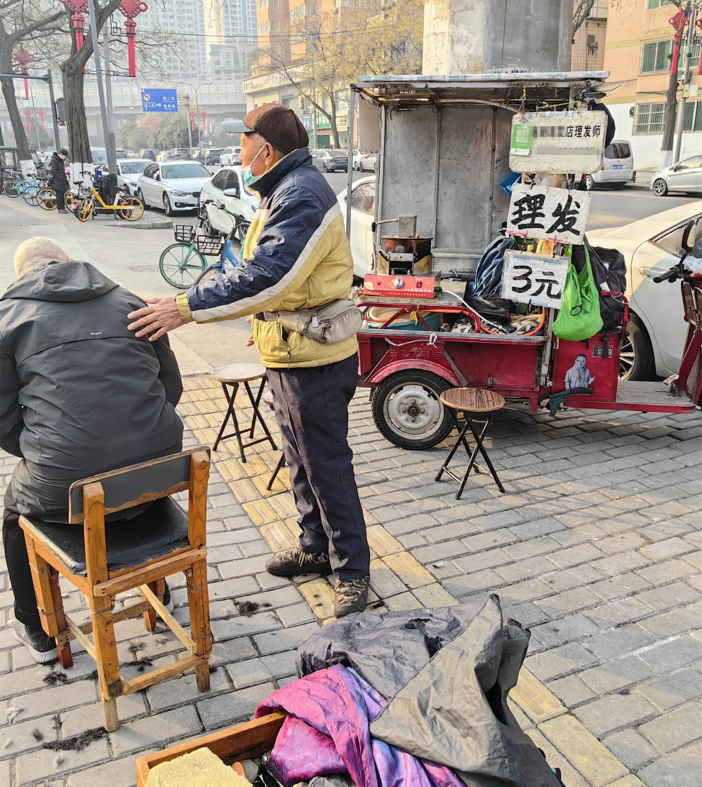 知名港星内地街头理发,环境简陋毫不在意,花3元理发称涨价了