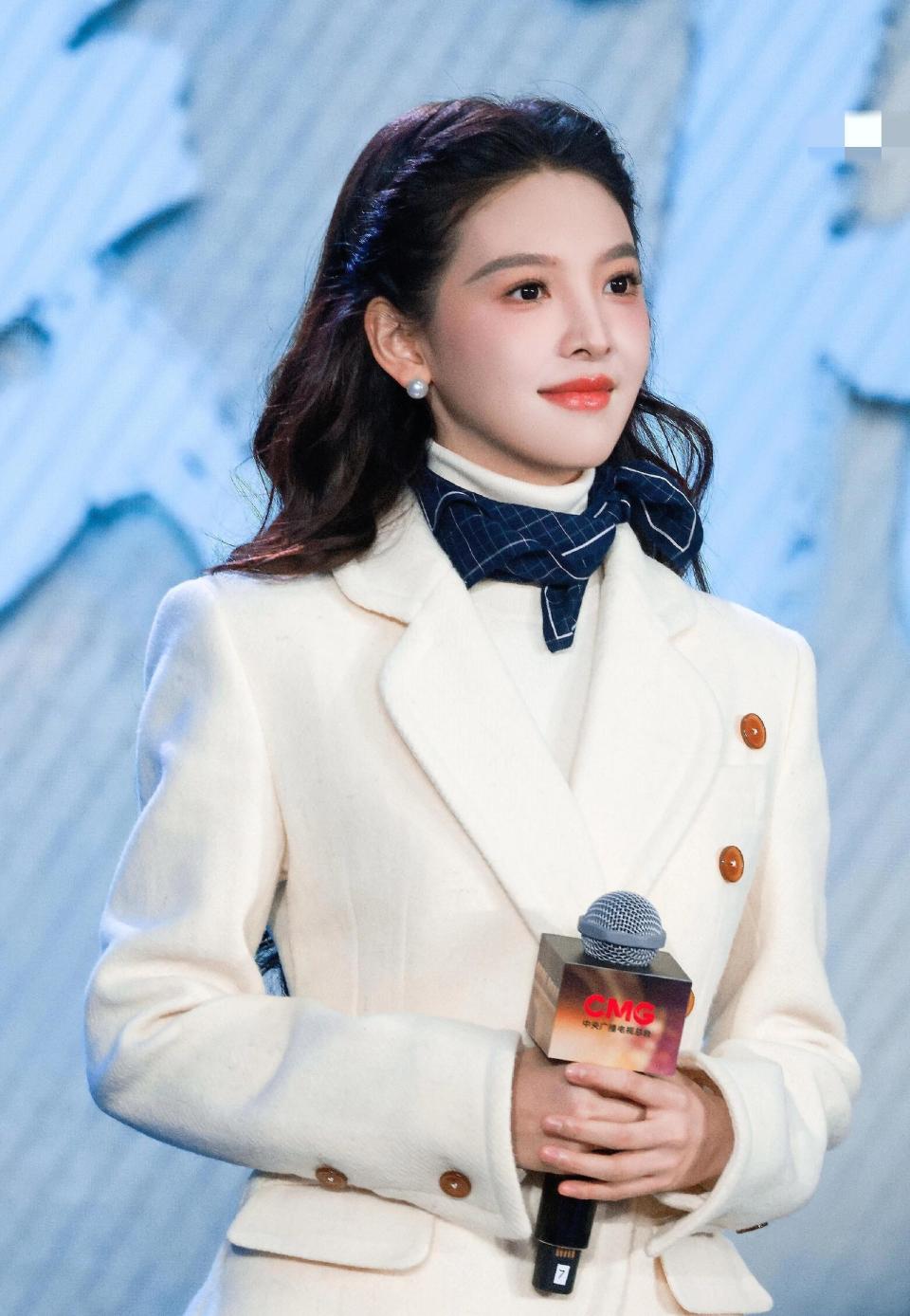 章若楠出席cmg大剧看总台活动,穿白色毛呢套裙配公主半扎发好美